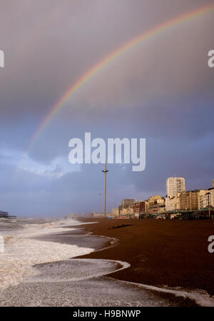 Brighton, Sussex, UK. 22. November 2016.A Regenbogen über Meer und West Pier von Brighton früh als das Ende des Sturms Angus bläst sich in ganz Großbritannien Foto genommen von Simon Dack Credit: Simon Dack/Alamy Live News Stockfoto