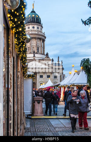 Berlin, Deutschland, 21. November 2016.The Weihnachtsmarkt am Gendarmenmarkt gehört zu den ersten Märkten zu öffnen. Berliner und Besucher sind die traditionellen Köstlichkeiten angezogen und kulinarischen Leckereien. Ständen werden eine Vielzahl von Kunsthandwerk und Geschenke und Unterhaltungsprogramm von Jongleure. Chöre, Tanzgruppen und Akrobaten.  Der Gendarmenmarkt Platz mit seinen historischen Gebäuden (Konzerthaus und Französisch und Deutsch Kirchen) bietet eine schöne Kulisse für die saisonale Festlichkeiten. Bildnachweis: Eden Breitz/Alamy Live-Nachrichten Stockfoto
