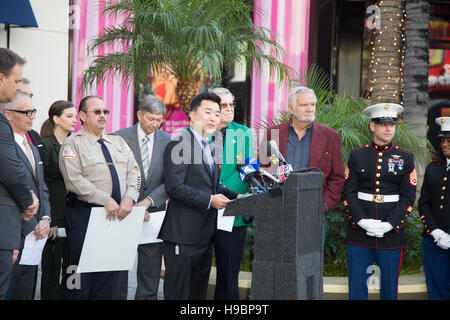 Hollywood, Kalifornien, USA. 21. November 2016. United States Councilmember David E. Ryu, 4. Bezirk, Stadt von Los Angeles, Los Angeles City Council, spricht bei der Pressekonferenz für die 85. Annual Hollywood Christmas Parade im Hollywood & Highland Center in Hollywood, Kalifornien, USA statt.  Bildnachweis: Sheri Determan / Alamy Live News Stockfoto