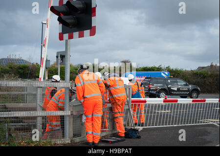 Netzwerktechniker Rail reparieren eine Eisenbahn Bahnübergang Barriere nachdem Teil davon durch starke Winde abgebrochen. Stockfoto