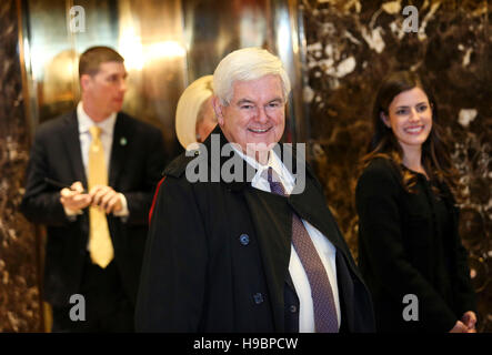 New York, USA. 22. November 2016. Ehemaliger Sprecher des United States House Of Representatives Newt Gingrich (Republikanische of Georgia) kommt es zu einem Treffen mit US Präsident elect Donald Trump, im Trump Tower, 21. November 2016, in New York City. Bildnachweis: MediaPunch Inc/Alamy Live-Nachrichten Stockfoto