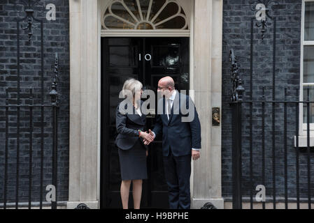 London, Vereinigtes Königreich. 22. November 2016. Vereinigtes Königreich Prime Minister Theresa May grüßt Belgien Premierminister Charles Michel außerhalb 10 Downing Street. Bildnachweis: Peter Manning/Alamy Live-Nachrichten Stockfoto