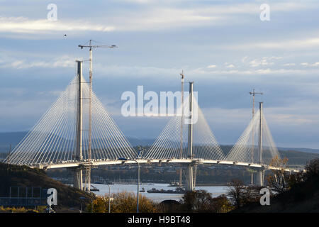 North Queensferry, Schottland, Vereinigtes Königreich, 22, November 2016. Die Fahrbahn der Queensferry Crossing, die neue Brücke über der Mündung des Forth erscheint fast vollständig, wie es die Nachmittagssonne Fänge. Nur fünf Deck Abschnitte an der südlichen Landfall bleiben, mit der Brücke wegen geschaffen werden für die Fertigstellung 2017 Kredit kann: Ken Jack / Alamy Live News Stockfoto