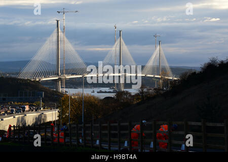 North Queensferry, Schottland, Vereinigtes Königreich, 22, November 2016. Die Fahrbahn der Queensferry Crossing, die neue Brücke über der Mündung des Forth erscheint fast vollständig, wie es die Nachmittagssonne Fänge. Nur fünf Deck Abschnitte an der südlichen Landfall bleiben, mit der Brücke wegen geschaffen werden für die Fertigstellung 2017 Kredit kann: Ken Jack / Alamy Live News Stockfoto