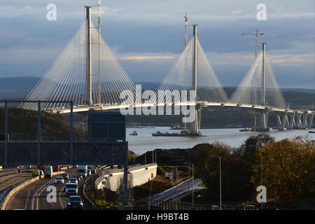 North Queensferry, Schottland, Vereinigtes Königreich, 22, November 2016. Die Fahrbahn der Queensferry Crossing, die neue Brücke über der Mündung des Forth erscheint fast vollständig, wie es die Nachmittagssonne Fänge. Nur fünf Deck Abschnitte an der südlichen Landfall bleiben, mit der Brücke wegen geschaffen werden für die Fertigstellung 2017 Kredit kann: Ken Jack / Alamy Live News Stockfoto