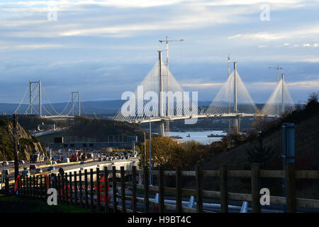 North Queensferry, Schottland, Vereinigtes Königreich, 22, November 2016. Die Fahrbahn der Queensferry Crossing, die neue Brücke über der Mündung des Forth erscheint fast vollständig, wie es die Nachmittagssonne mit dem bestehenden Forth Road Bridge im Hintergrund fängt. Nur fünf Deck Abschnitte an der südlichen Landfall bleiben, mit der Brücke wegen geschaffen werden für die Fertigstellung 2017 Kredit kann: Ken Jack / Alamy Live News Stockfoto