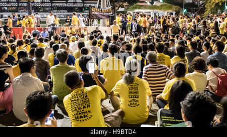 Kuala Lumpur, Malaysia. 22. November 2016. Malaysische Bersih 5 Anhänger sammelt am Dataran Merdeka, nächtlichen Mahnwachen für Bersih 5 Rallye Veranstalter Maria Kinn Abdullah zu halten, bis sie Freilassung aus dem Gefängnis sein kann. Sie ist derzeit unter SOSMA (Security (Sondermaßnahmen) Ordnungswidrigkeiten 2012), wo SOSMA Act vor allem an Adresse nützt verhaftet Terrorismus im Zusammenhang mit Straftaten. Bildnachweis: Danny Chan/Alamy Live-Nachrichten. Stockfoto