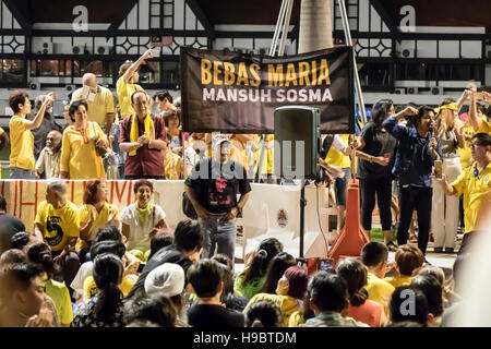 Kuala Lumpur, Malaysia. 22. November 2016. Malaysische Bersih 5 Anhänger sammelt am Dataran Merdeka, nächtlichen Mahnwachen für Bersih 5 Rallye Veranstalter Maria Kinn Abdullah zu halten, bis sie Freilassung aus dem Gefängnis sein kann. Sie ist derzeit unter SOSMA (Security (Sondermaßnahmen) Ordnungswidrigkeiten 2012), wo SOSMA Act vor allem an Adresse nützt verhaftet Terrorismus im Zusammenhang mit Straftaten. Bildnachweis: Danny Chan/Alamy Live-Nachrichten. Stockfoto