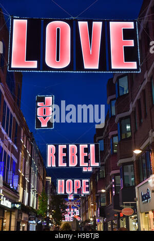 Carnaby Street, London, UK. 22. November 2016. Weihnachtsschmuck und Lichter auf der Carnaby Street. Stockfoto