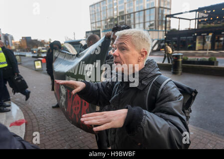 London, UK. 22. November 2016. Klassenkampf protestierten außerhalb Amp Haus gegen Bauträger und Rat Führungspersönlichkeiten entwickeln Croydon-Konferenz, zur Umwandlung von Croydon in eine wünschenswerte metropolitan Hub mit Luxusapartments, Prestige-Büros und der Hauptstadt neueste Westfield teilnahmen. Bildnachweis: Peter Marshall/Alamy Live-Nachrichten Stockfoto