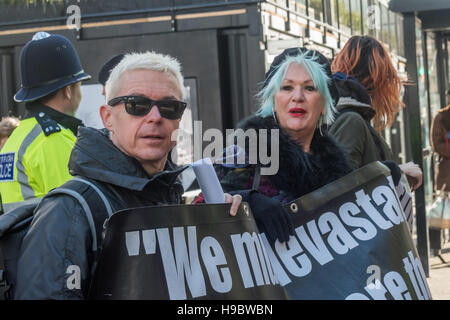 London, UK. 22. November 2016. Klassenkampf Proteste außerhalb Croydon Boxpark gegen Bauträger und Rat Führungspersönlichkeiten entwickeln Croydon-Konferenz, zur Umwandlung von Croydon in eine wünschenswerte metropolitan Hub mit Luxusapartments, Prestige-Büros und der Hauptstadt neueste Westfield teilnahmen. Bildnachweis: Peter Marshall/Alamy Live-Nachrichten Stockfoto