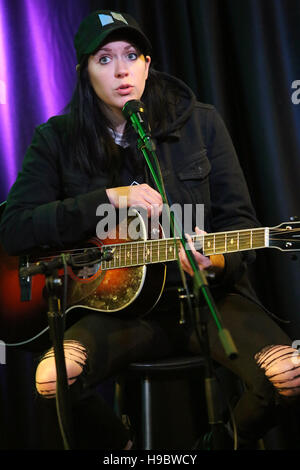 Bala Cynwyd, Pennsylvania, USA. 22. November 2016. BALA CYNWYD, PA - 22 NOVEMBER: K. Flay Besuche Radio 104.5 Performance Studio in Bala Cynwyd, Pennsylvania am 22. November 2016 Bildnachweis Star Shooter/MediaPunch Credit: MediaPunch Inc/Alamy Live News Stockfoto