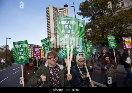 Nationale Union der Studenten (NUS) und der Universität und Union College (UCU) Demonstration "United For Education" ruft kostenlos zugänglich und Qualität weiter und Hochschulbildung in ganz Großbritannien und fordern ein Ende der Vermarktlichung von Universitäts- und Bildung am 19. November 2016 in London, Vereinigtes Königreich. Stockfoto