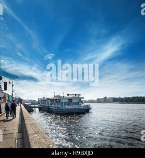 ST. PETERSBURG, Russland - 11. Juli 2016: Ufer der Newa und eine Mole vor St. Isaak Kathedrale, St. Petersburg, Russland. Stockfoto