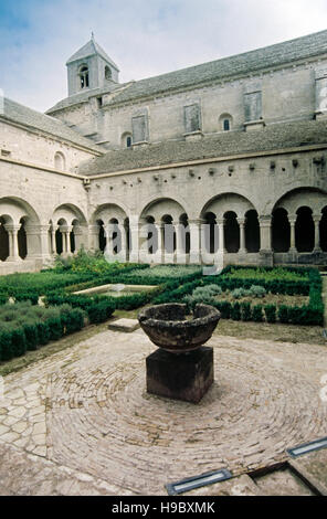 Kreuzgang der Abtei von Notre Dame de Senanque, Gordes, Provence, Frankreich Stockfoto