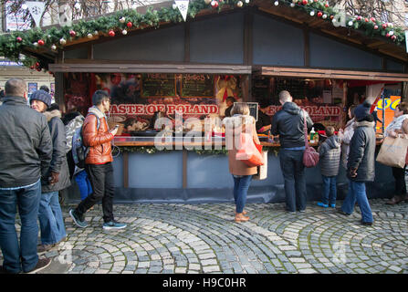 Liverpool 2016 Weihnachten Dekoration, weihnachtliche Marktstände, Chalets und Kioske, saisonale Märkte, der Umsatz in den neuen Schauplatz auf St. George's Plateau gehalten, außerhalb von St George's Hall, Merseyside, UK Stockfoto