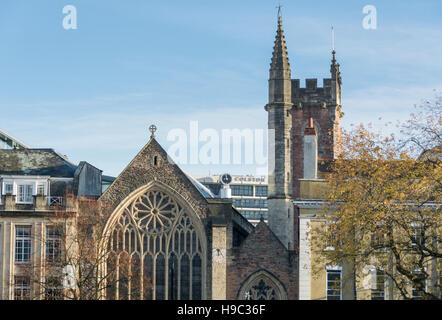 Verschiedene Dächer im Zentrum Stadt von Bristol, unter ihnen der Oberbürgermeister Kapelle am College Green Stockfoto