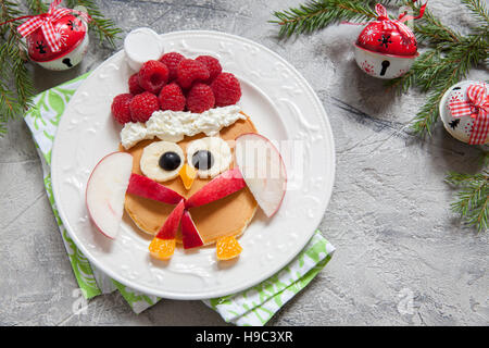 Eule-Pfannkuchen für Weihnachtsfrühstück Stockfoto