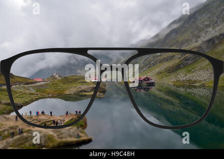 Klares Bild in Gläser gegen verschwommene Landschaft Stockfoto