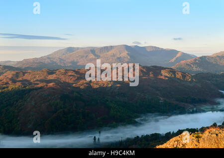 Die coniston Fells vom fairfiel Bereich gesehen an einem frühen Herbstmorgen im englischen Lake District Stockfoto