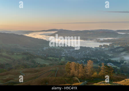 Frühen Morgennebel auf Windermere im englischen Lake District Nationalpark Stockfoto