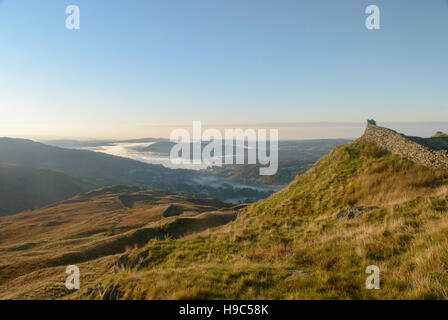 Früh morgens Nebel auf Windermere im Lake District National Park Stockfoto