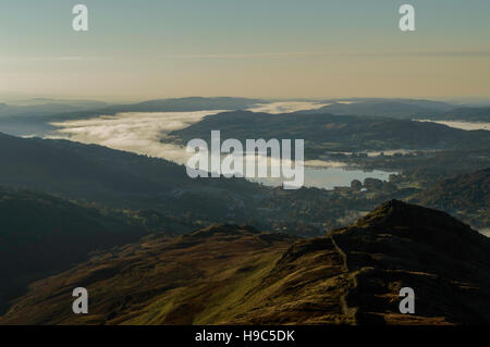 Frühen Morgennebel auf Windermere im englischen Lake District Nationalpark Stockfoto