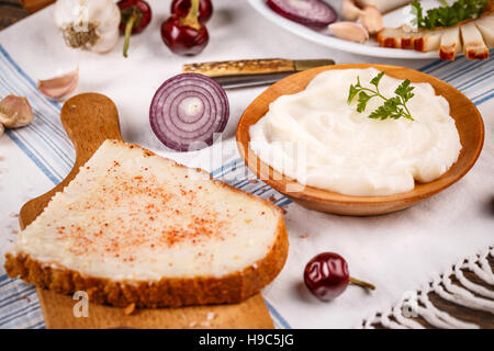 Schmalz auf hausgemachtes Brot mit Paprikapulver Stockfoto