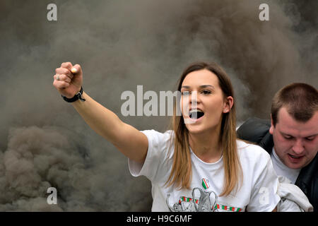 Legia Warschau-Fan-Mädchen in einer Rauchwolke PGE im Stadion in Warschau Stockfoto