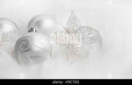 Silber Festliche Weihnachtsdekoration im weißen Fell Stockfoto