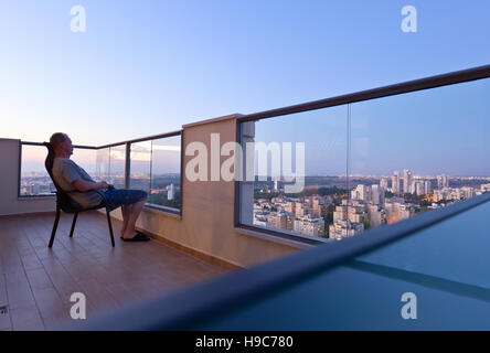 High-End-Balkon in der Innenstadt von der modernen Stadt Stockfoto