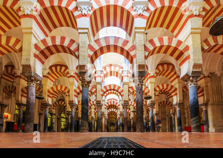Córdoba, Spanien. Innenansicht der Kathedrale La Mezquita. Innerhalb einer ehemaligen Moschee errichtet. Stockfoto