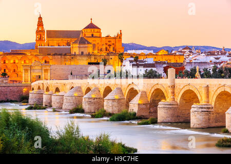 Córdoba, Spanien. Römische Brücke und Moschee-Kathedrale am Fluss Guadalquivir. Stockfoto
