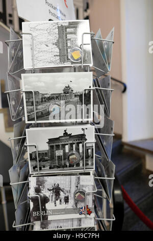 Fragmente der ursprünglichen Mauer befestigt und Postkarten, die für den Verkauf an Touristen am Brandenburger Tor touristische Store in Berlin Deutschland KATHY DEWITT Stockfoto