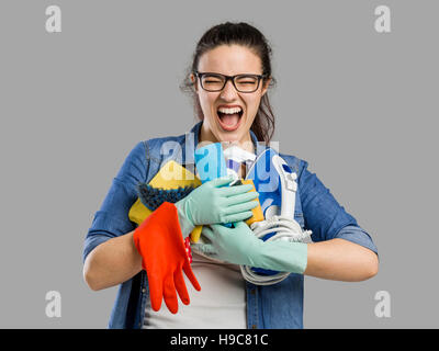 Porträt einer müde Frau mit Händen voll auf Reinigung Zeug Stockfoto