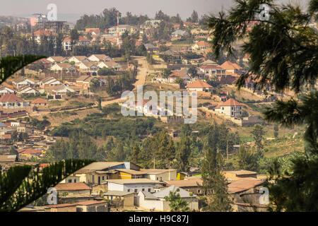 Häuser von Kigali auf entlang der hügeligen Landschaft der Stadt übereinander gestapelt Stockfoto