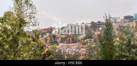 Häuser von Kigali auf entlang der hügeligen Landschaft der Stadt übereinander gestapelt Stockfoto