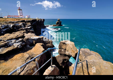 Portugal: Blick auf die Klippen und die felsige Küste mit Leuchtturm von Cape Carvoeiro in Peniche Stockfoto