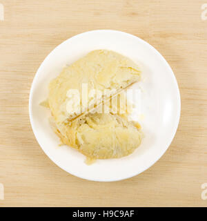 Der taiwanesische Sonne Kuchen (Milch Butter Gebäck) auf die kleine weiße Schale. Stockfoto