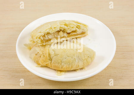 Der taiwanesische Sonne Kuchen (Milch Butter Gebäck) auf die kleine weiße Schale. Stockfoto