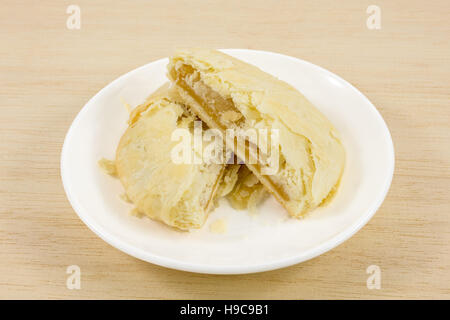 Der taiwanesische Sonne Kuchen (Milch Butter Gebäck) auf die kleine weiße Schale. Stockfoto