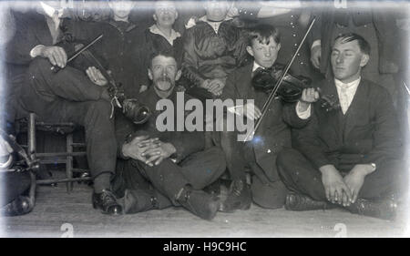 Antike c1890 Foto, Knabe mit Geige und Vater. Lage unbekannt, wahrscheinlich Midwest (Indiana und Ohio) USA. QUELLE: ORIGINAL FOTONEGATIV. Stockfoto