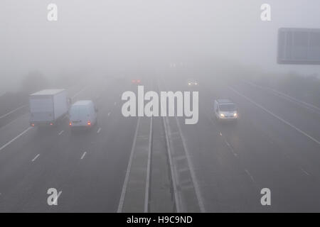 Fahrzeuge auf der M3 in der Nähe der Kreuzung mit der M25 an einem nebligen Morgen in Surrey Stockfoto