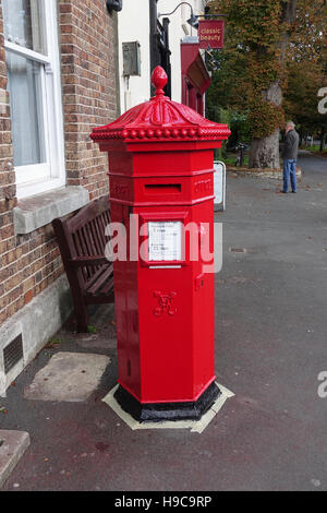 Neu lackiert Penfold Säule Box in Dorchester, Dorset -1 Stockfoto