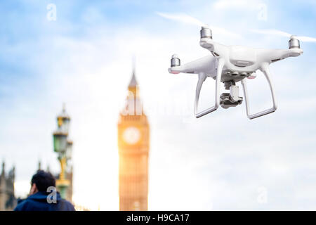 Schwebt die Drohne, die Bilder von Big Ben in London Stockfoto