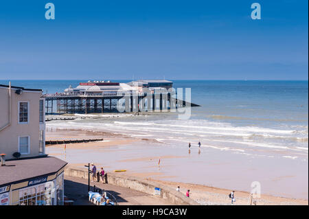 Der Pier und Strand in Cromer, Norfolk, England, Großbritannien, Uk Stockfoto