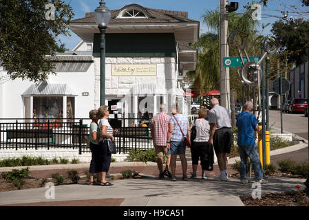 Mount Dora Florida USA - Besucher in die Innenstadt, die Straße überqueren Stockfoto