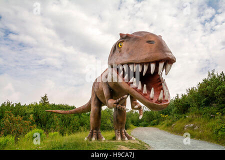 Unterhaltung und Abenteuer mit Dinosauriern in Triassic Park auf der Steinplatte, Österreich, Tirol, Waidring Alpen. Stockfoto