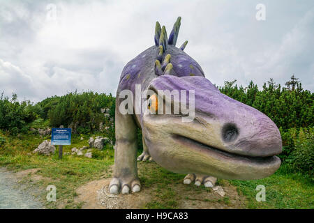 Unterhaltung und Abenteuer mit Dinosauriern in Triassic Park auf der Steinplatte, Österreich, Tirol, Waidring Alpen. Stockfoto