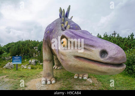 Unterhaltung und Abenteuer mit Dinosauriern in Triassic Park auf der Steinplatte, Österreich, Tirol, Waidring Alpen. Stockfoto